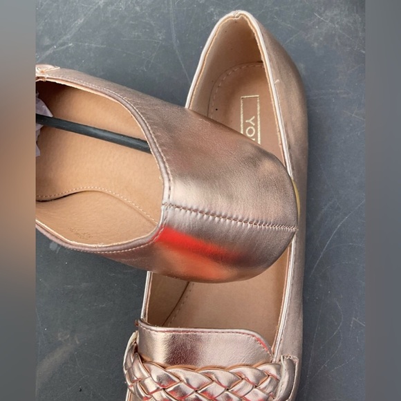 New in Box Rose Gold Pointy Toe Metallic Flats size US 8 never Worn - Picture 3 of 4